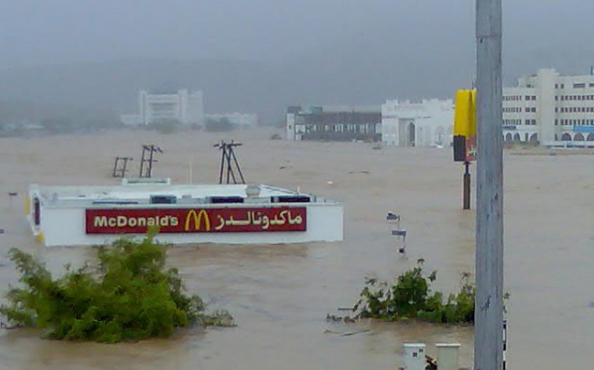 عمان اعصار إعصار يُغرق